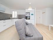 Great looking single bedroom with balcony