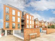 Great North Road, London N2, 2 bed flat to rent, £2,600...