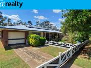 Great position. short walk to the Golf course, town CBD...