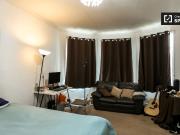 Great room in nice 5 bedroom flat in Chiswick, London