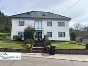 GRENZE L WORMELDANGE: GROßES WOHNHAUS MIT 4 GARAGEN