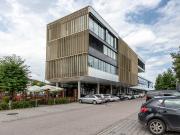 Große Bürofläche in modernem Geschäftsgebäude