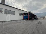 Große Industrie Lagerhalle mit Staffelmietzins, neben...