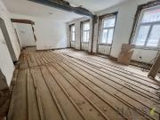 große Wohnung entkernt mit Lift und 4 getrennt...