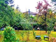 Großer Garten mit dreistöckigem Haus bei der...