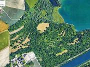 Großer Grund im Grünland nähe Kläranlage