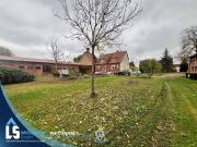 Großer Hof mit einem Ein und Zweifamilienhaus