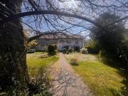 Großes Dorfhaus zwei unabhängige Teile mit großem Park