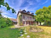 Großes Einfamilienhaus mit Swimmingpool und großem...