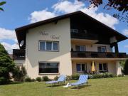 Großes Haus mit kleinem Garten als Zimmervermietung oder...