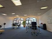 Großes, lichtdurchflutetes Büro in ruhiger...