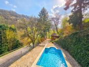 Großes Mehrfamilienhaus mit ca. 9.000 m² Grund – 2...