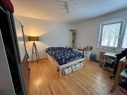 Großes WG Zimmer in Mädels WG