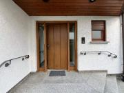 Großes Wohnhaus mit Doppelgarage und zwei Wohnungen in...