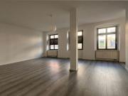 Großes Wohnzimmer mit dekorativer Säule.