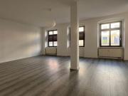 Großes Wohnzimmer mit dekorativer Säule.