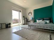 Großes Zimmer mit Balkon in der Nähe von Stuttgart Mitte