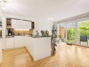 GROSSZÜGIGE 2 ZIMMER WOHNUNG MIT BERGBLICK & GARTEN IN...