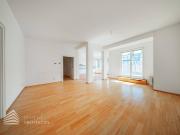 Großzügige 4 Zimmer Altbauwohnung mit Terrasse
