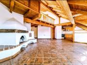 Großzügige 5 Zimmer Altbau Dachwohnung mit Keller