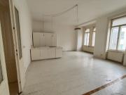Großzügige Altbauwohnung im 2. Stock mit Potenzial und...