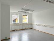 Großzügige Büroeinheit mit Parkmöglichkeiten und Halle...