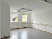 Großzügige Büroeinheit mit Parkmöglichkeiten und Halle...