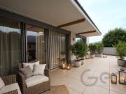 Großzügige Dachterrasse mit Bergblick