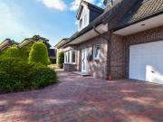 Großzügige Doppelhaushälfte mit Einbauküche und Garage...