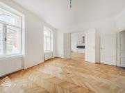 Grosszügige helle 2 Zimmer Altbau Wohnung in zentraler Lage