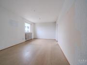 Großzügige, renovierungsbedürftige Wohnung mit Balkon in...