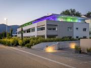 Grosszügige und überwachte Aussenparkplätze