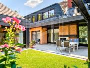 Bestlage: Großzügige Villa mit Hallenbad im begehrten...