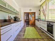 Großzügiger Bungalow mit Gebirgsblick und Außenpool im...