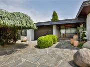 Großzügiger Bungalow mit Schwimmbad in begehrter Lage