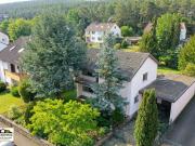 Großzügiges 1–2 Familienhaus mit Garten und Garage in...