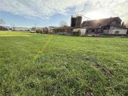 Grosszügiges Bauland mit Bauernhaus