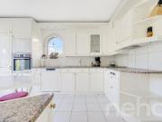 Grosszügiges Einfamilienhaus mit Garten und Bergsicht in... Grosszügiges Einfamilienhaus mit Garten und Bergsicht in...