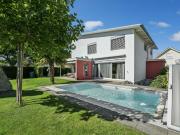 Grosszügiges Einfamilienhaus mit Pool und wunderbarer... Grosszügiges Einfamilienhaus mit Pool und wunderbarer...