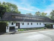 Großzügiges Einfamilienhaus mit Schwimmhalle und großem...