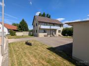 Großzügiges Grundstück mit Zweifamilienhaus und drei Garagen