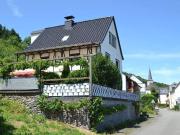 Großzügiges Haus mit 3 Wohneinheiten, Garten, Garagen,...