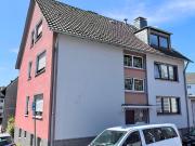 Großzügiges Mehrfamilienwohnhaus mit 2 Garagen & leerer...