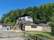 Großzügiges Wohnhaus mit Garagen für drei PKW,...