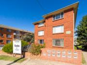 GROUND FLOOR AND RENOVATED ! Bed 2 Bath 1 Car 1