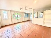 GROUND FLOOR UNIT CLOSE TO THE CITY!