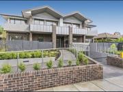 GROUND FLOOR WITH COURTYARD Large Two Bedroom Apartment