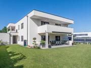 Grüne Ruheoase – Modernes Mehrfamilienhaus mit vielen...