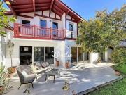 Guéthary Bourg – Élégante villa néo basque rénovée de...