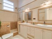 Hab 9 con baño privado apta para parejas en Roger de...